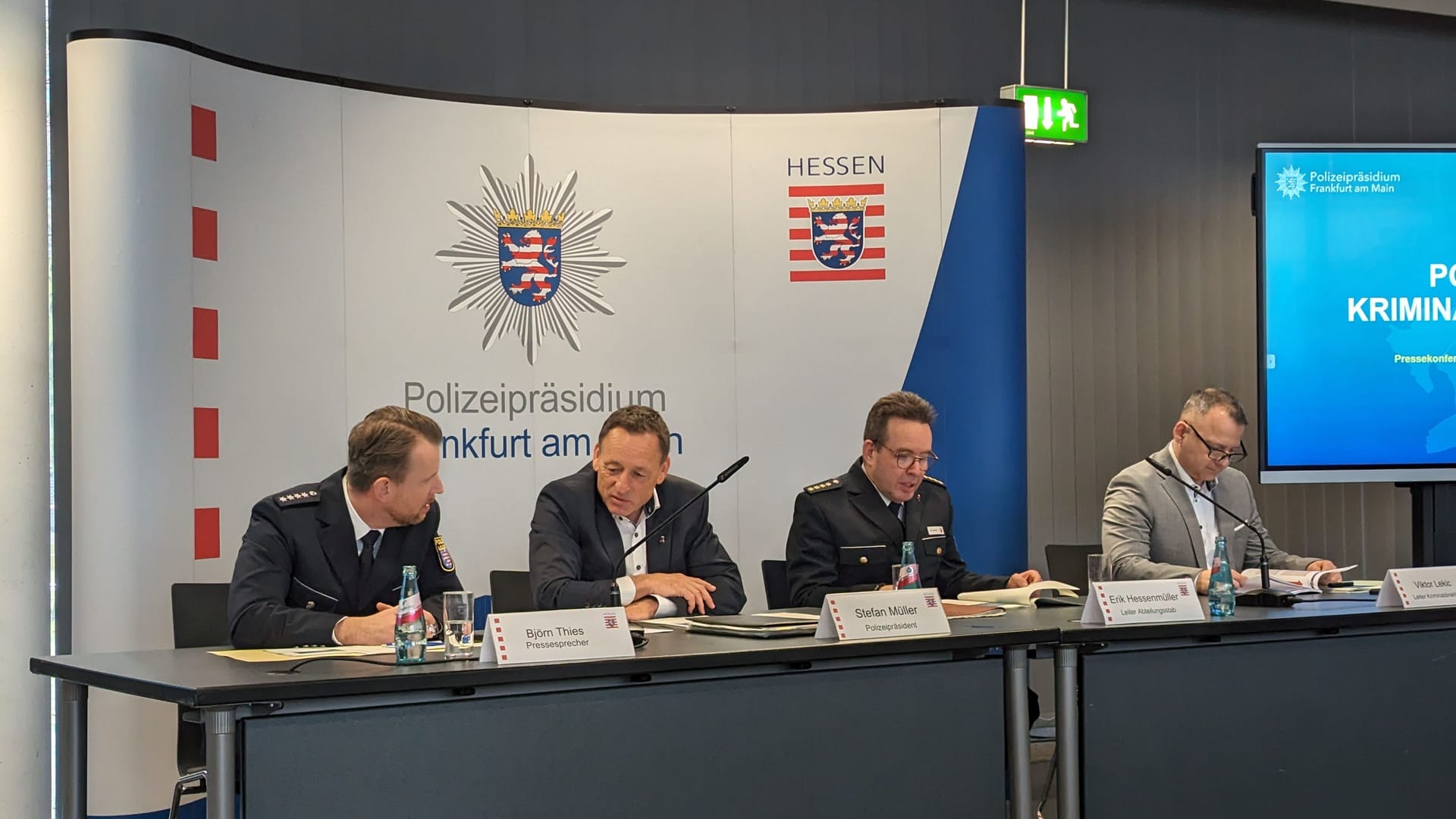 Pressekonferenz zur Kriminalstatistik aus dem Jahr 2023 im Polizeipräsidium Frankfurt am Main. Im Bild zu sehen sind (vlnr) Pressesprecher des Frankfurter Polizeipräsidiums Björn Thies, Polizeipräsident Stefan Müller, Abteilungsstabsleiter Erik Hassenmüller und Leiter der Kriminaldirektion Viktor Lekic.