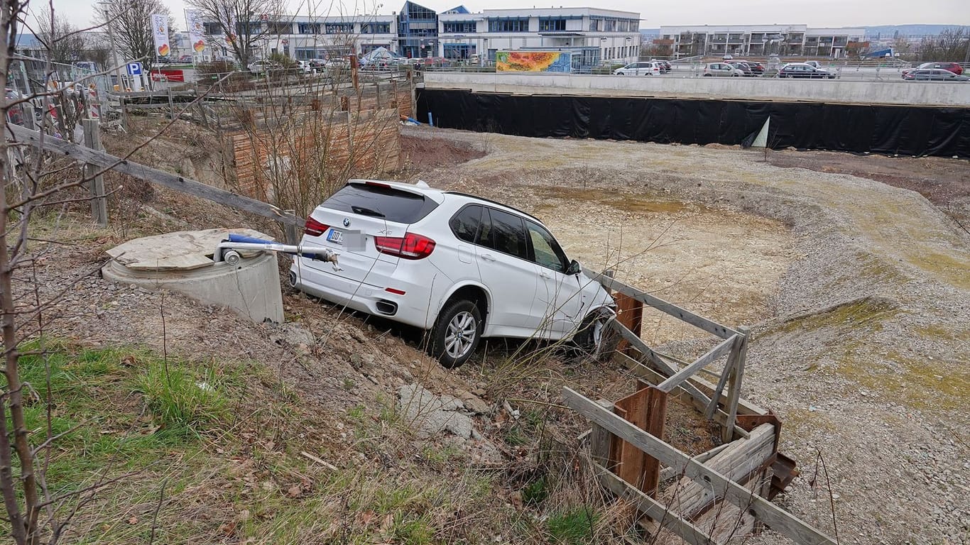 Der BMW X5 war zu weit von der Straße entfernt, um von einem gewöhnlichen Abschleppdienst geborgen zu werden: Da konnte nur noch ein Kran helfen.