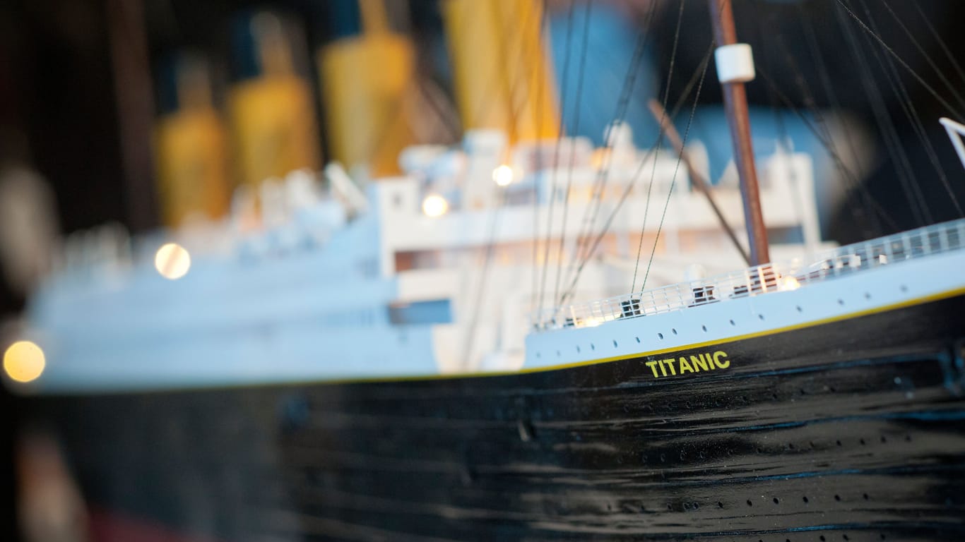 Ein Modellnachbau der Titanic: An einem Strand in Großbritannien ist wohl ein Teil der Ladung des 1912 gesunkenen Schiffs angespült worden.