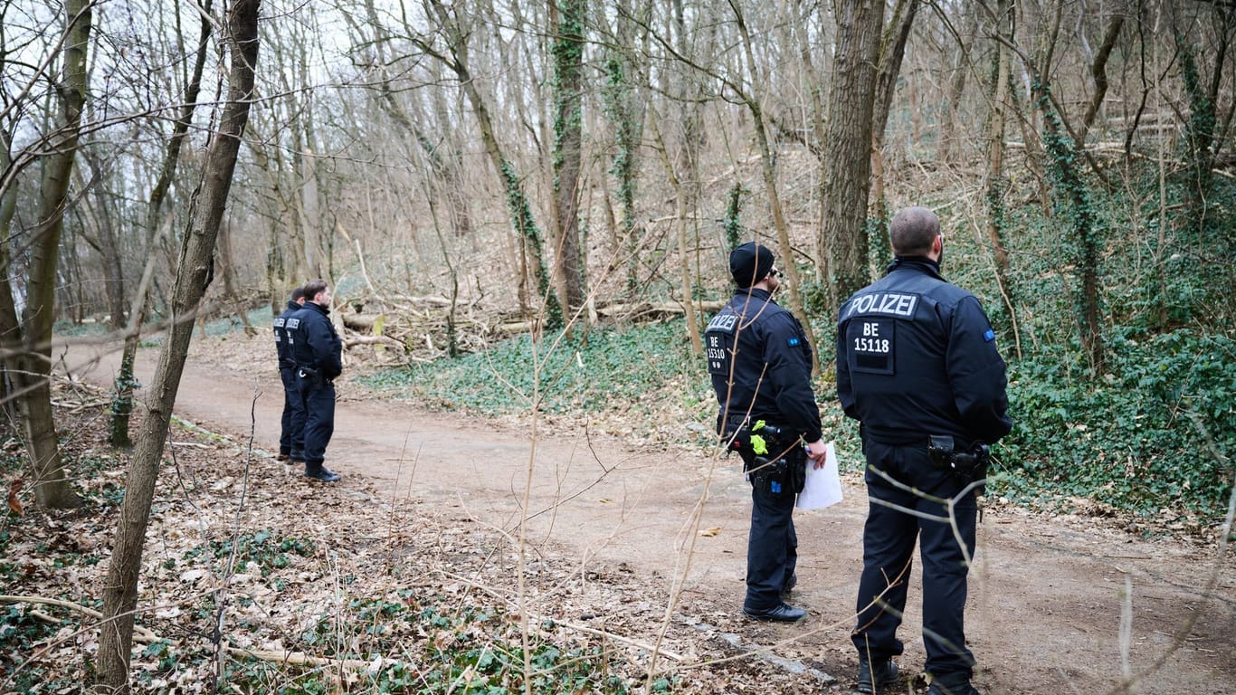 Polizisten stehen in einem Waldgebiet im Volkspark Prenzlauer Berg: Dort wurde ein abgetrennter Oberschenkel gefunden.