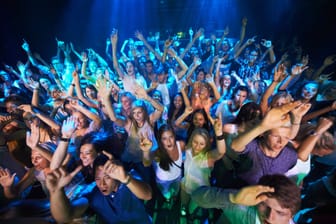 Feiernde in einem Nachtclub (Symbolfoto): Wieder muss ein Club in Hamburg schließen.
