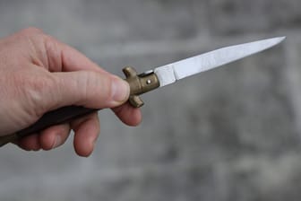 Messer (Symbolbild): Ein 19-Jähriger soll seine Eltern und Bruder mit einer Stichwaffe getötet haben.