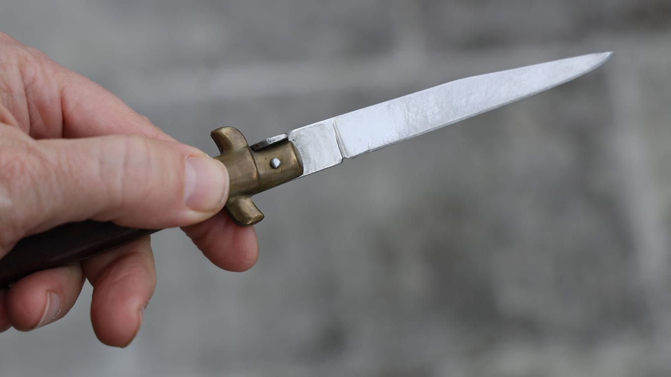 Messer (Symbolbild): Ein 19-Jähriger soll seine Eltern und Bruder mit einer Stichwaffe getötet haben.