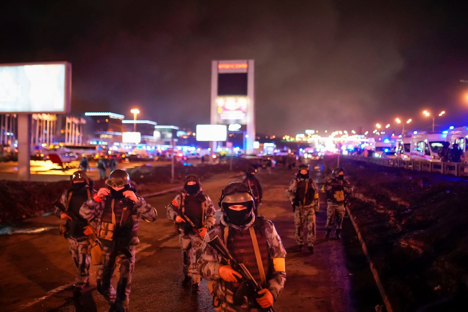 Russische Spezialeinheiten sperren das Gebiet um die Konzerthalle nahe Moskau ab. Bei einem Anschlag kamen mindestens 60 Menschen ums Leben.