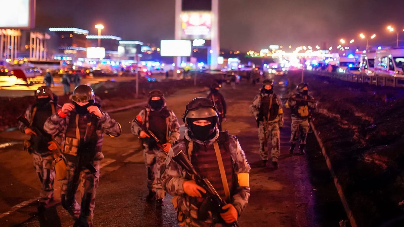 Russische Spezialeinheiten sperren das Gebiet um die Konzerthalle nahe Moskau ab. Bei einem Anschlag kamen mindestens 60 Menschen ums Leben.