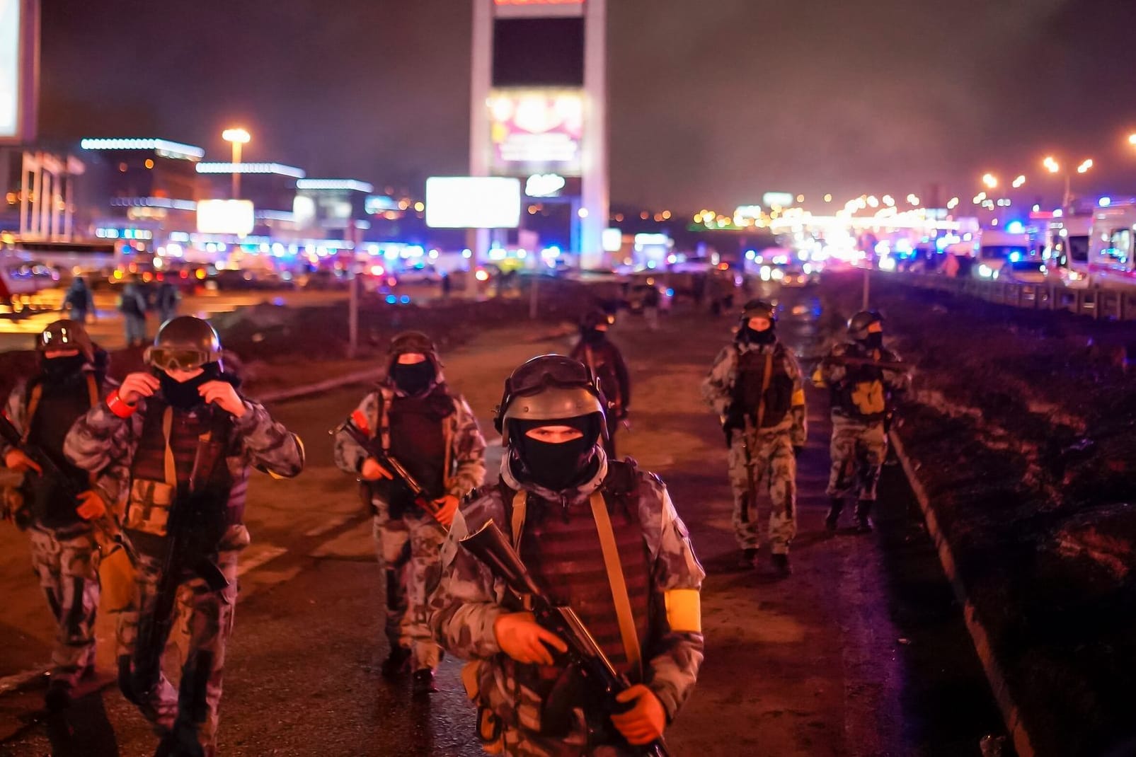 Russische Spezialeinheiten sperren das Gebiet um die Konzerthalle nahe Moskau ab. Bei einem Anschlag kamen mindestens 60 Menschen ums Leben.