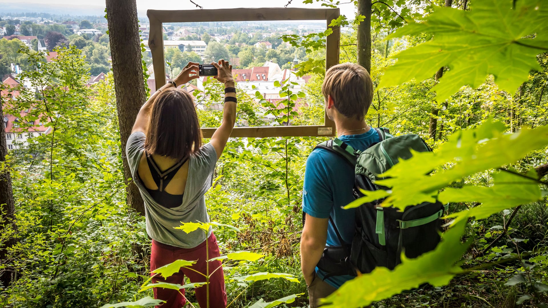 Auf dem "Bankerl-Familienweg“ in Wolfratshausen wartet, oben angekommen, das Voralpenpanorama fürs Familienfoto.