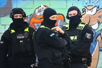 Polizisten in Berlin: Die Durchsuchungen finden im Bezirk Friedrichshain statt.