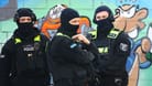 Polizisten in Berlin: Die Durchsuchungen finden im Bezirk Friedrichshain statt.