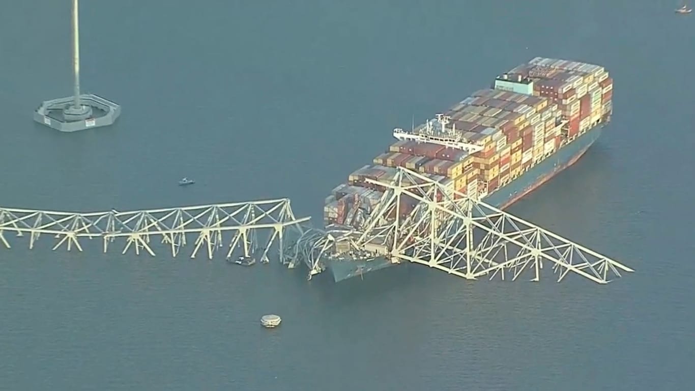 Teile der Francis Scott Key Bridge liegen auf und neben dem Containerschiff, das die Brücke bei einem Zusammenprall zum Einsturz gebracht hatte.