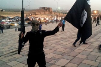 Ein ISIS-Terrorist in der Stadt Mossul im Irak (Archivbild).