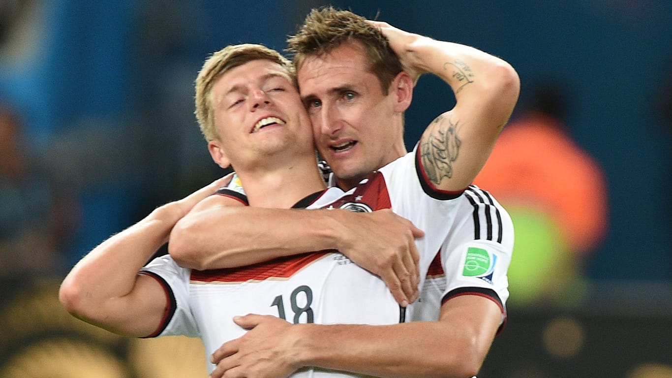 Toni Kroos (l.) und Miroslav Klose: Die beiden wurden 2014 in Brasilien mit der deutschen Nationalelf Weltmeister.