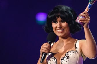 Raye bei den Brit Awards 2024: Die Sängerin räumte sechs Auszeichnungen ab.
