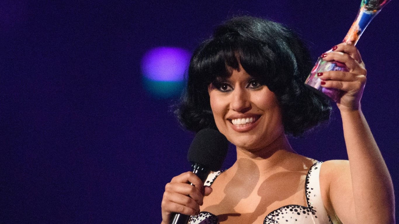 Raye bei den Brit Awards 2024: Die Sängerin räumte sechs Auszeichnungen ab.