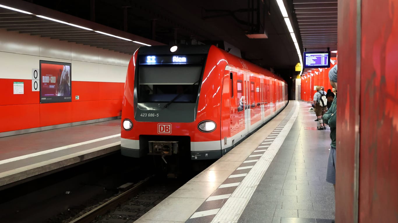 Eine S-Bahn fährt in den Münchner Hauptbahnhof ein (Archivbild): Der Mann muss sich nun wegen eines gefährlichen Eingriffs in den Bahnverkehr verantworten.