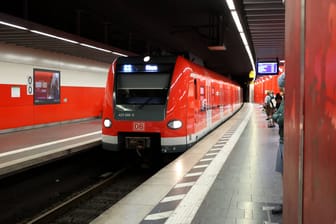 Eine S-Bahn fährt in den Münchner Hauptbahnhof ein (Archivbild): Der Mann muss sich nun wegen eines gefährlichen Eingriffs in den Bahnverkehr verantworten.