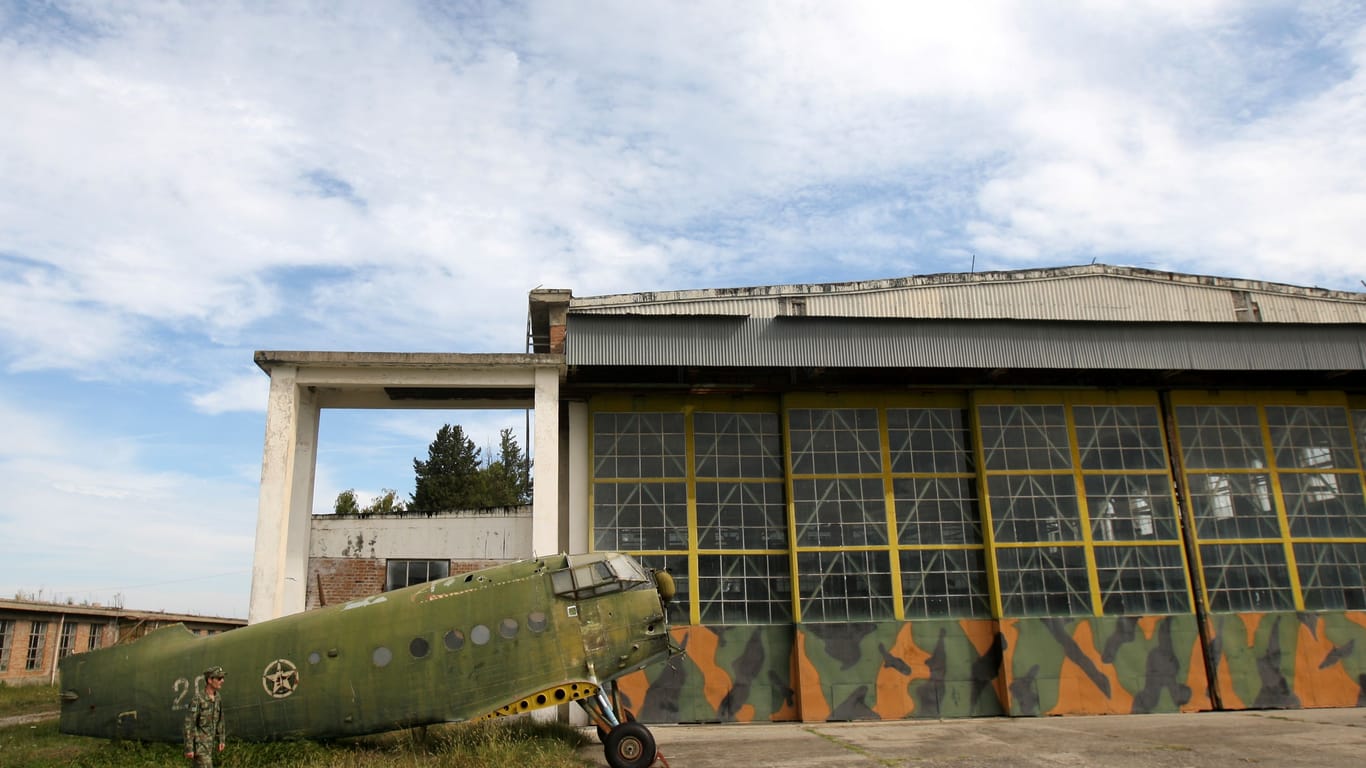 An den Flughafengebäuden in Kucova nagte der Zahn der Zeit, dann kam die NATO und ließ sie renovieren.