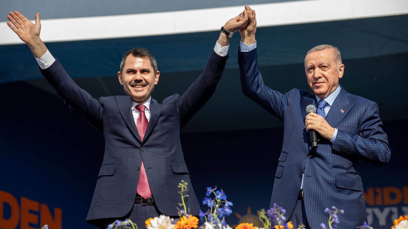 Nur ein Strohmann für den türkischen Präsidenten in Istanbul? Murat Kurum mit Erdoğan bei einer Wahlkampfveranstaltung.