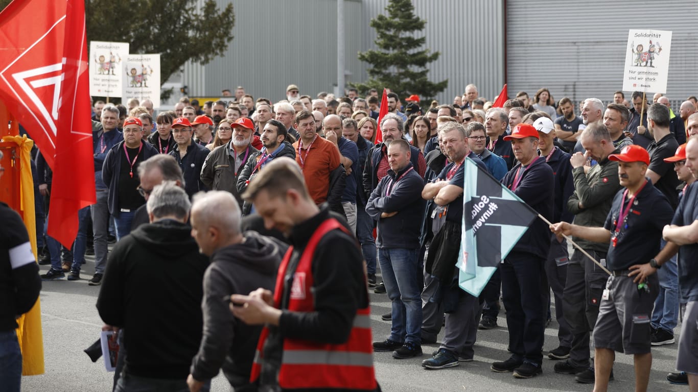 Zahlreiche Mitarbeiter von Bosch protestieren in Nürnberg: Insgesamt will das Unternehmen mehrere Tausend Stellen abbauen.
