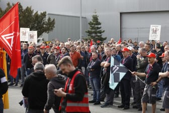 Zahlreiche Mitarbeiter von Bosch protestieren in Nürnberg: Insgesamt will das Unternehmen mehrere Tausend Stellen abbauen.