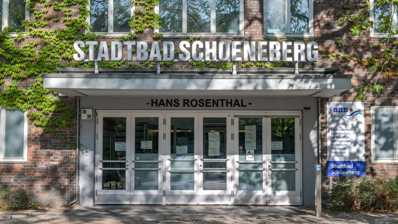 Das Stadtbad Schöneberg: Das Hallenbad gehört zu den vier Bädern, die dieses Jahr in Berlin modernisiert werden sollen.
