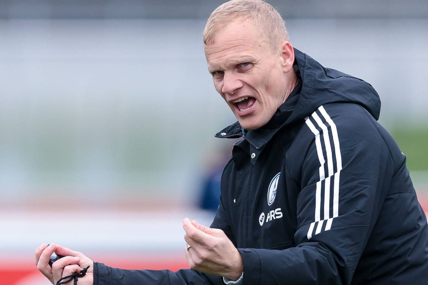Karel Geraerts: Er muss wohl um seinen Job fürchten, sollte Schalke gegen den KSC verlieren.