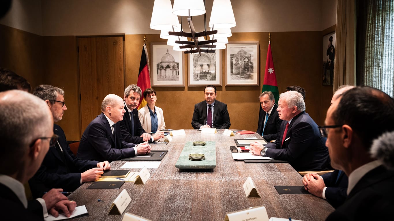 Zwei Partner: Kanzler Scholz (l.) im Gespräch mit dem jordanischen König Abdullah II.