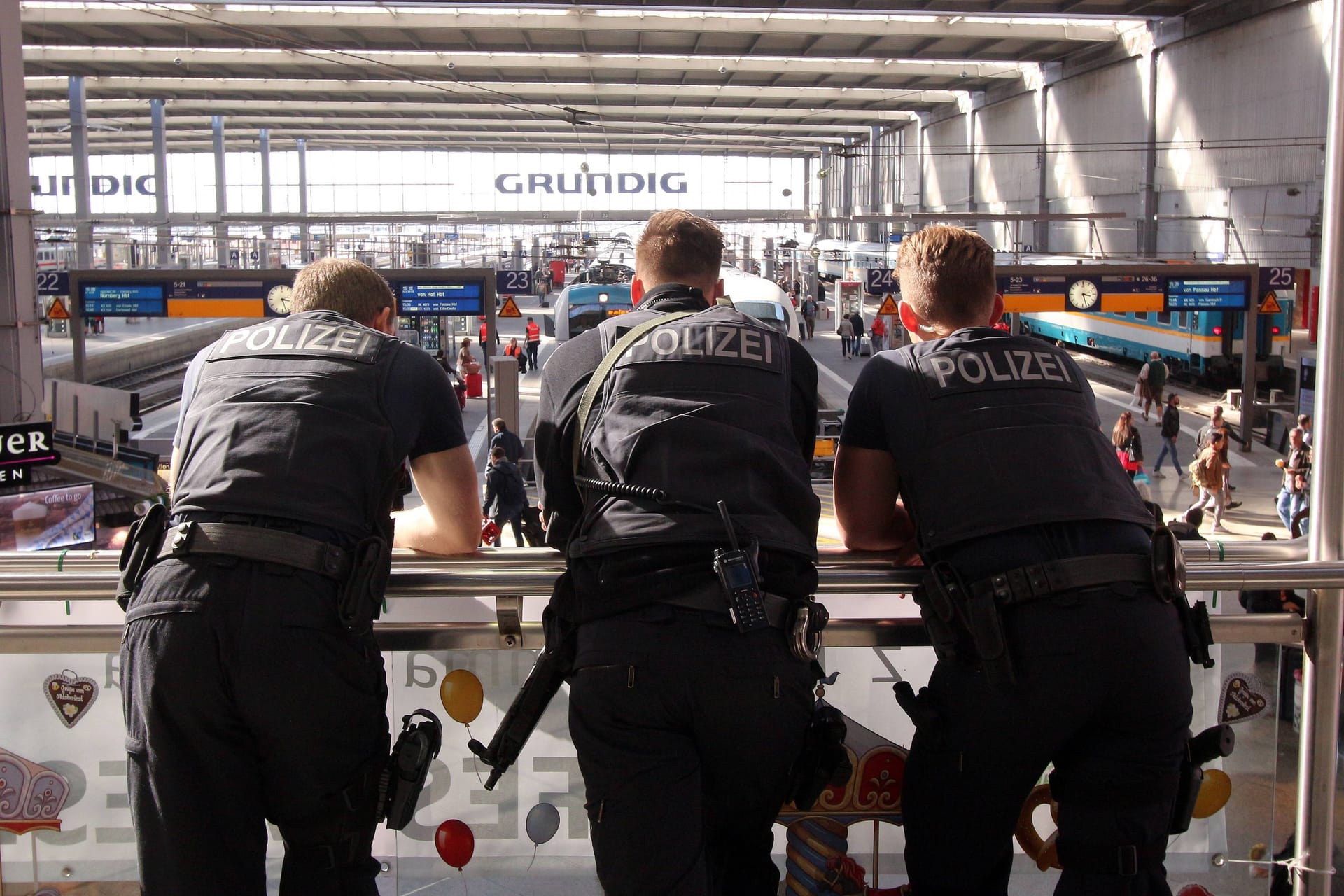 Beamte der Bundespolizei am Hauptbahnhof München (Symbolbild): Der Angreifer und seine Begleiterin wurden an der Endstation in Empfang genommen.