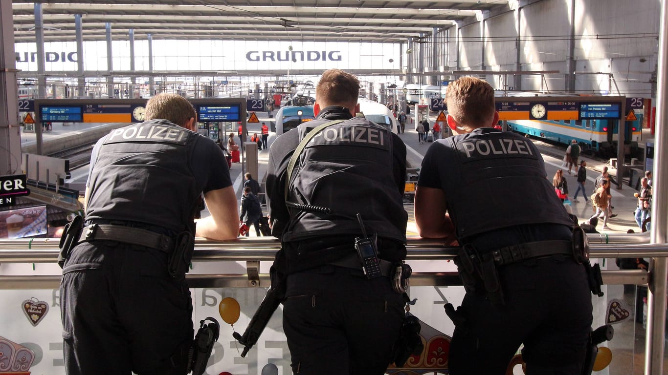 Beamte der Bundespolizei am Hauptbahnhof München (Symbolbild): Der Angreifer und seine Begleiterin wurden an der Endstation in Empfang genommen.