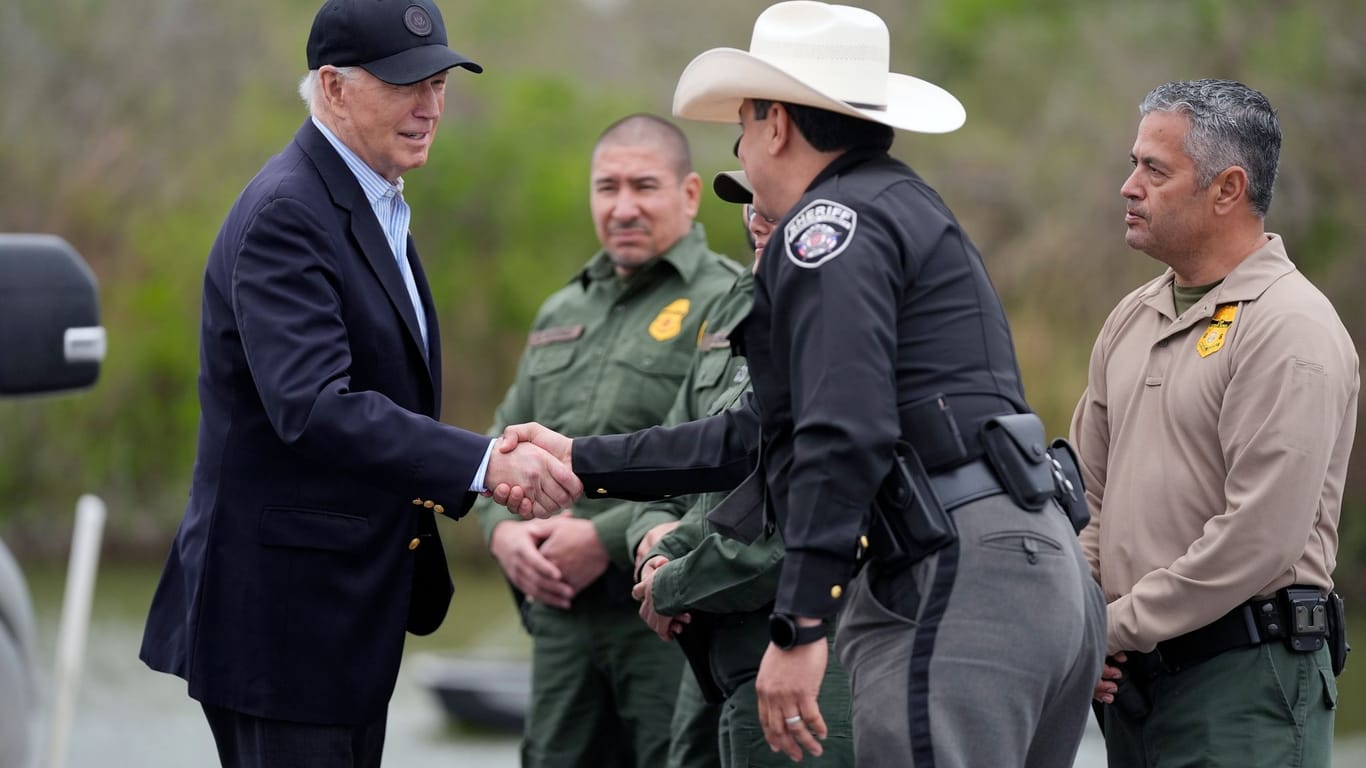 Joe Biden (l.), Präsident der USA, spricht mit der U.S. Border Patrol, während er die südliche US-Grenze entlang des Rio Grande besucht.