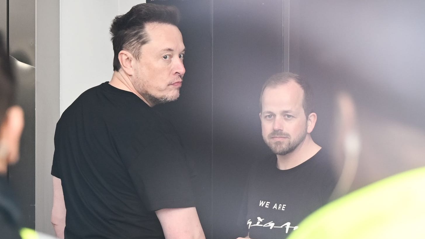 Tesla-Chef Elon Musk (links) mit dem Werksleiter der Gigafactory in Grünheide, André Thierig: Wie groß darf die Fabrik werden?