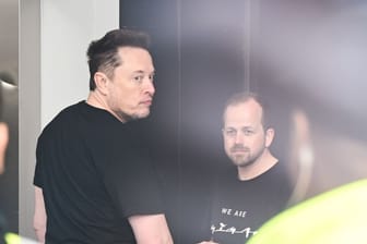 Tesla-Chef Elon Musk (links) mit dem Werksleiter der Gigafactory in Grünheide, André Thierig: Wie groß darf die Fabrik werden?