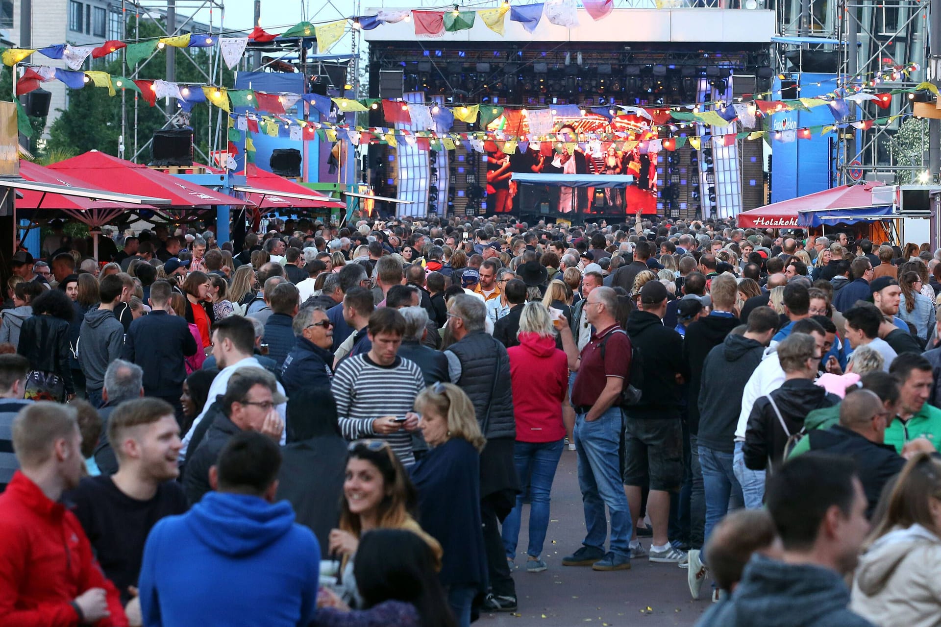 Fans auf dem ESC-Fest des NDR (Archivbild): Bis vor einigen Jahren lud die Anstalt jedes Jahr auf den Spielbudenplatz.