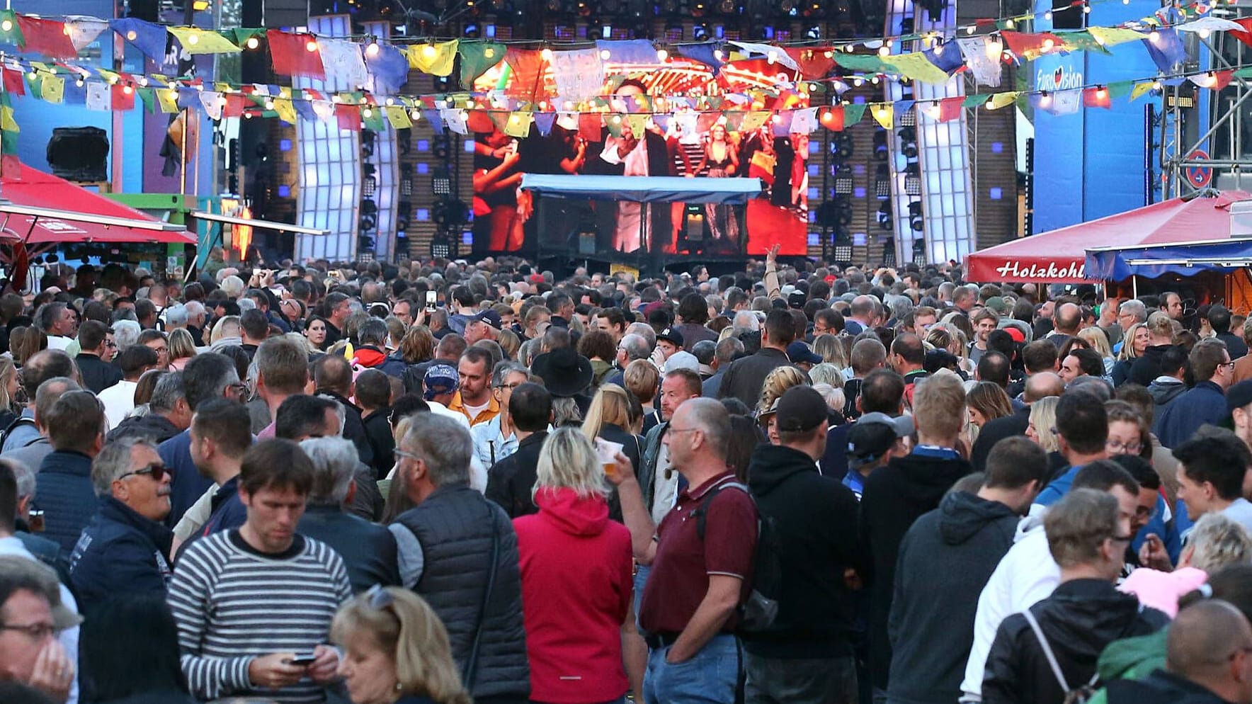 Fans auf dem ESC-Fest des NDR (Archivbild): Bis vor einigen Jahren lud die Anstalt jedes Jahr auf den Spielbudenplatz.