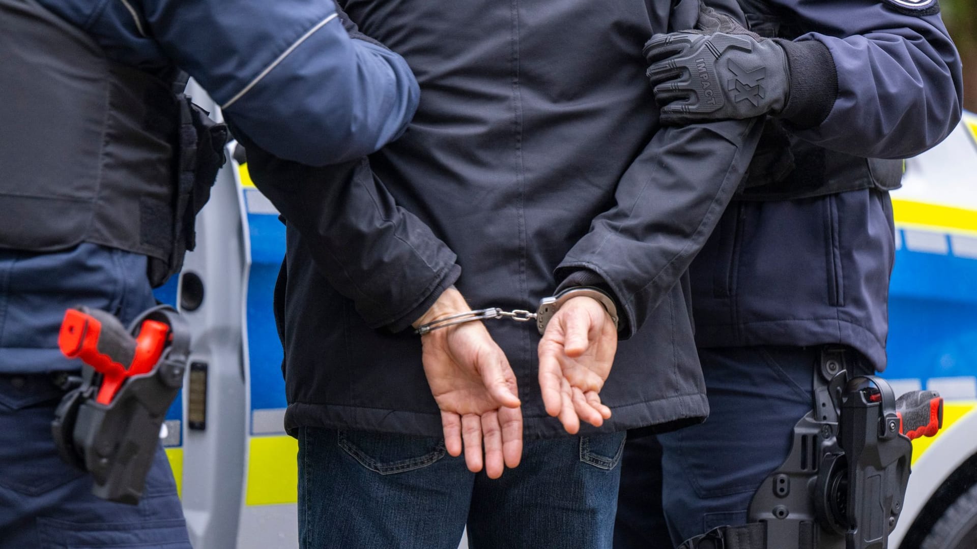 Eine Person wird von der Polizei festgenommen (Symbolbild): Wie Polizei, Staatsanwaltschaft und Zoll am Donnerstag mitteilten, soll eine Schleuserbande vor allem aus Indien stammende Opfer ins Land geschleust und als Spezialitätenköche in Gaststätten systematisch ausgebeutet haben.