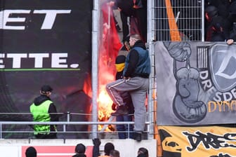 Fans von Dynamo Dresden verbrennen eine Fahne des HFC: Die Polizei musste Anhänger beider Lager trennen.