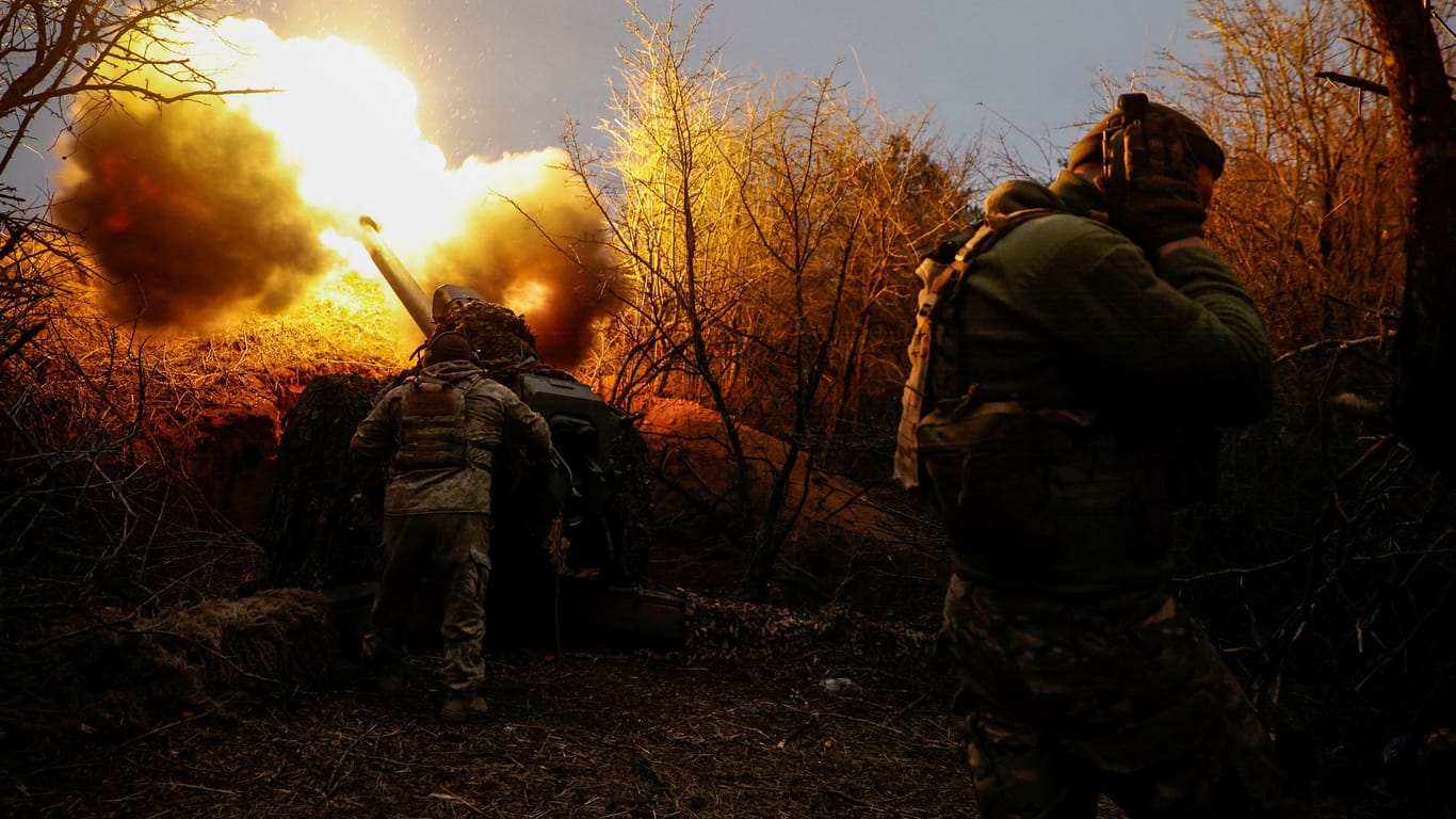 Ukrainische Soldaten feuern mit Artillerie auf russische Stellungen: Russland profitiert aktuell vom Munitionsmangel der Ukraine.
