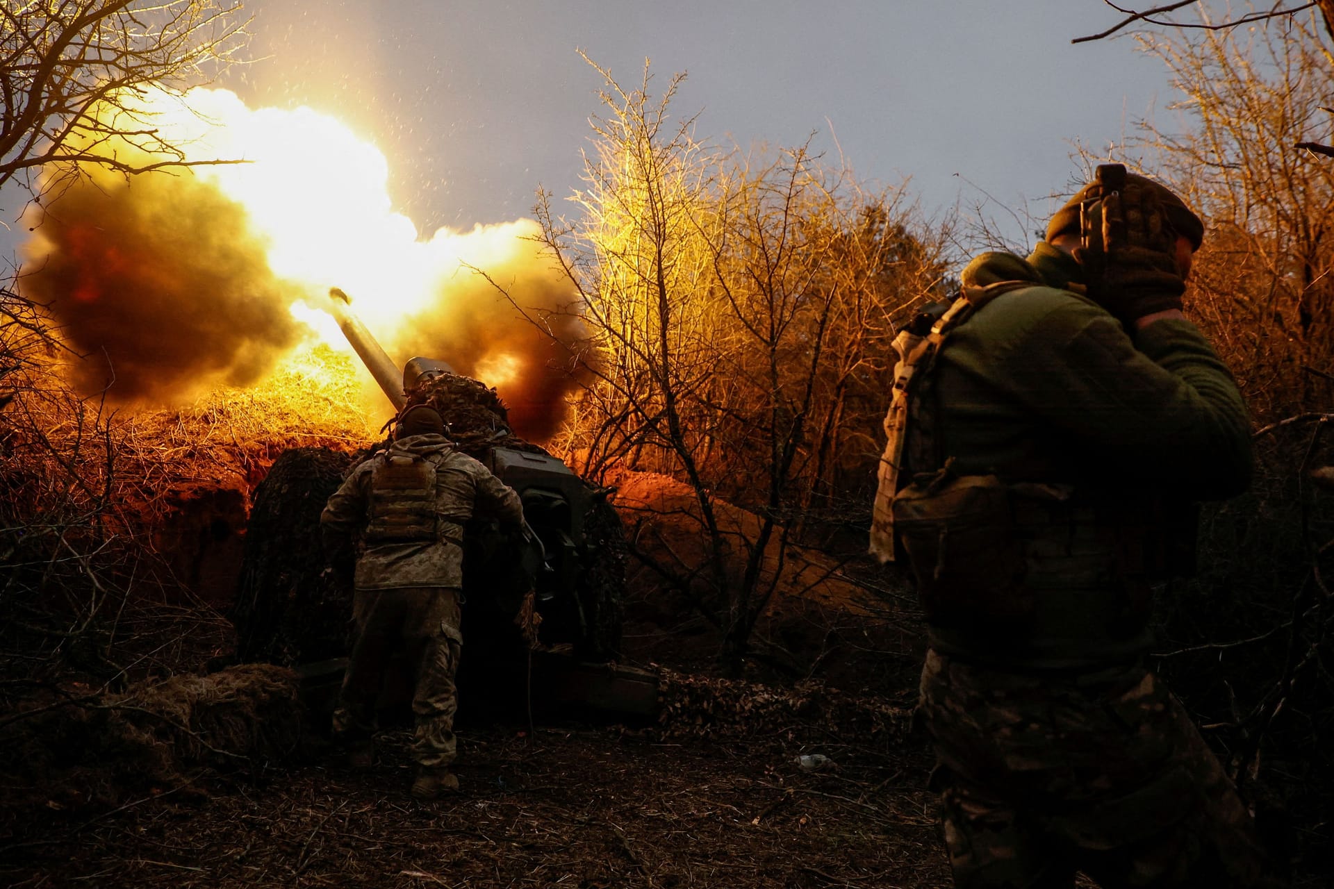 Ukrainische Soldaten feuern mit Artillerie auf russische Stellungen: Russland profitiert aktuell vom Munitionsmangel der Ukraine.