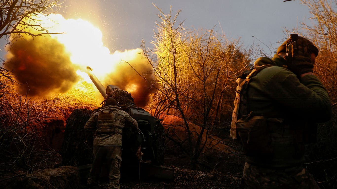 Ukrainische Soldaten feuern mit Artillerie auf russische Stellungen: Russland profitiert aktuell vom Munitionsmangel der Ukraine.