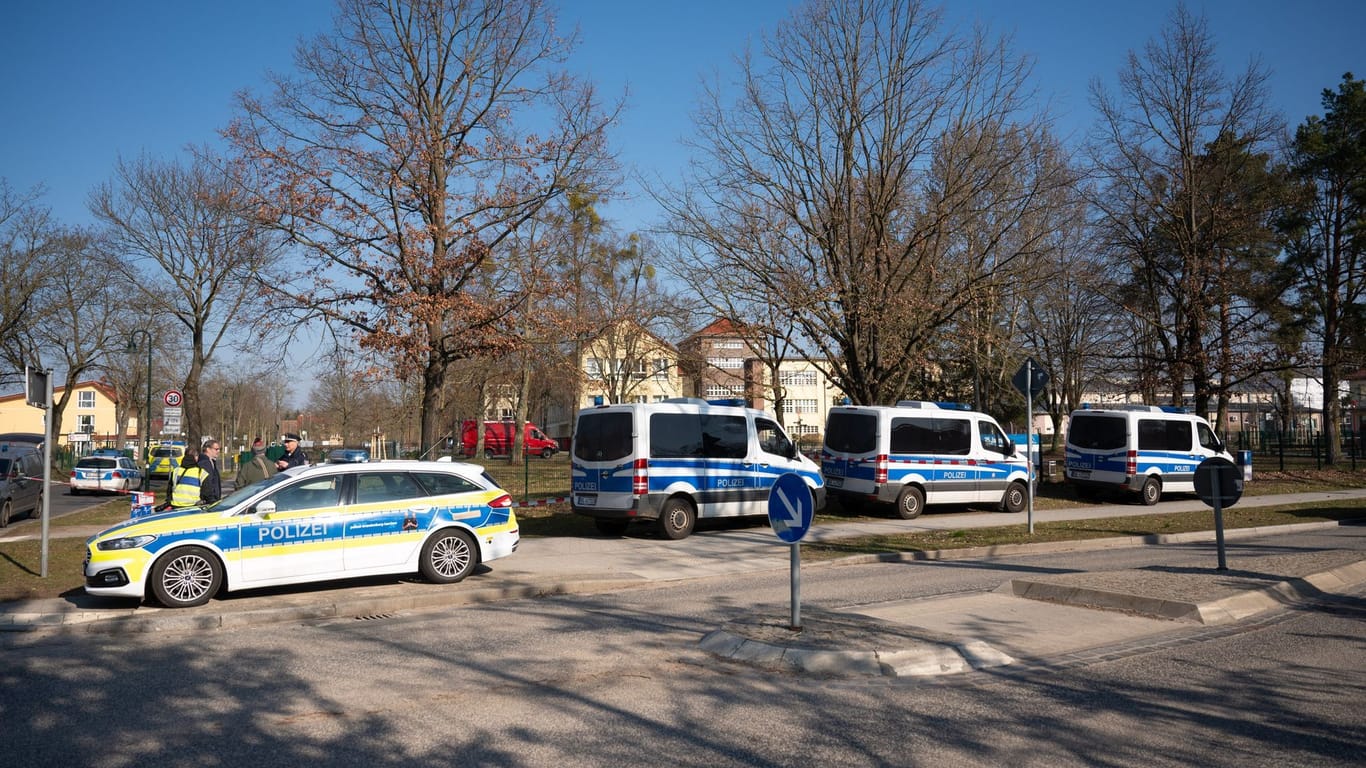 Petershagen: Polizeiautos stehen vor einer Schule, wo Amokalarm ausgerufen wurde.