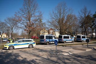 Petershagen: Polizeiautos stehen vor einer Schule, wo Amokalarm ausgerufen wurde.
