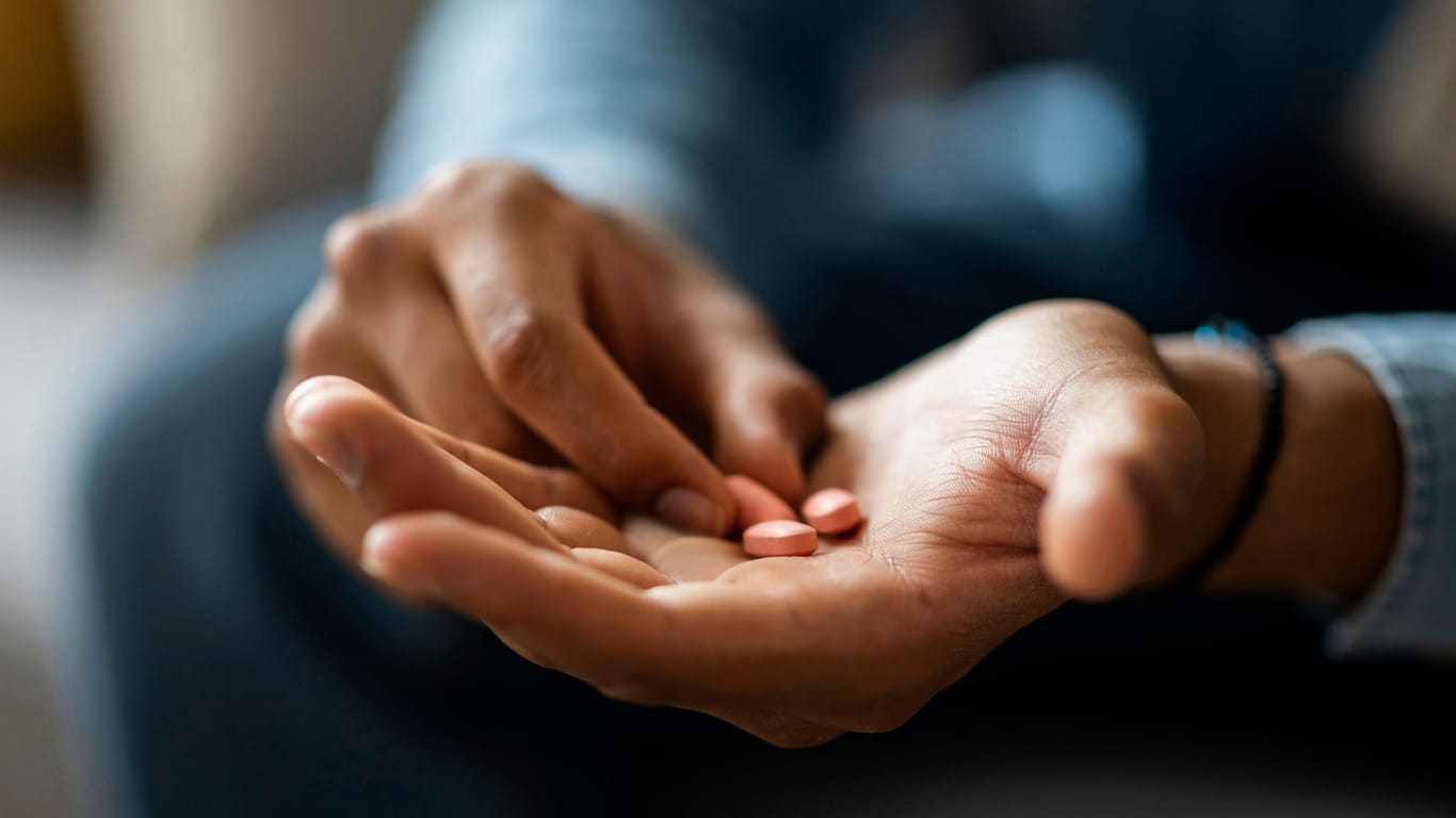 Tabletten in einer Hand (Symbolbild): Ein neues Abnehmmittel von Novo Nordisk zeigt ermutigende Studienergebnisse.