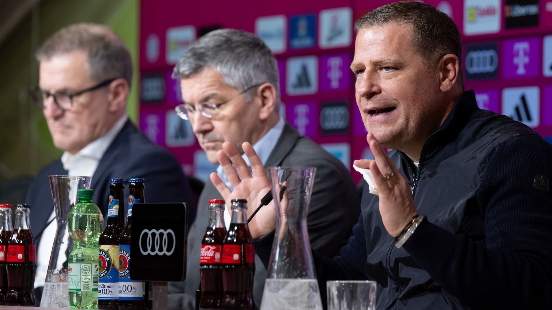 Jan-Christian Dreesen, Herbert Hainer und Max Eberl (v.l.): Die Bayern-Bosse waren nach dem 3:0 gegen Lazio Rum zufrieden.