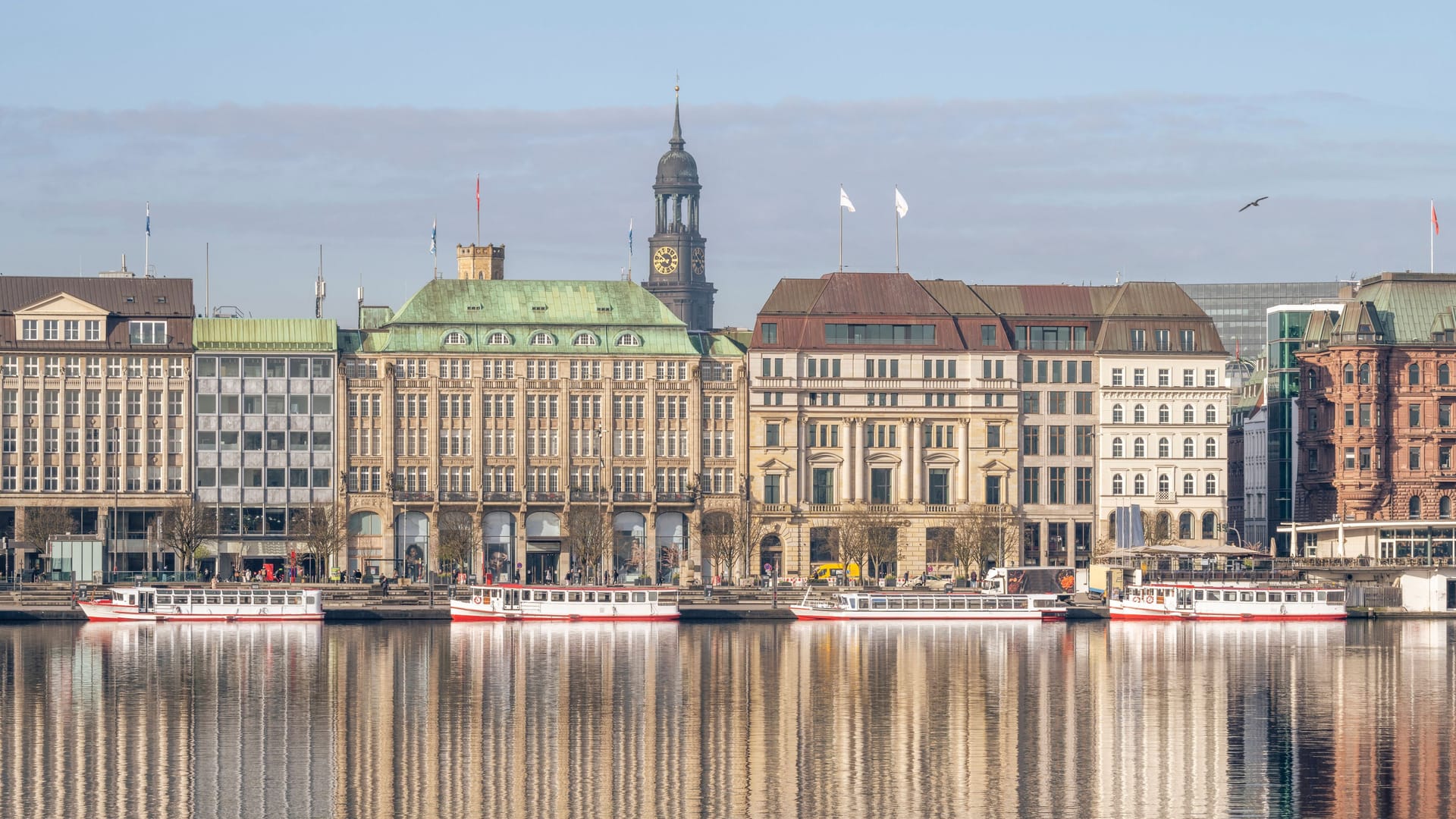 Apartments an der Binnenalster (Archivfoto): Wer hier kaufen will, braucht viel Geld. Apartments an der Binnenalster (Archivfoto): Wer hier kaufen will, braucht viel Geld.