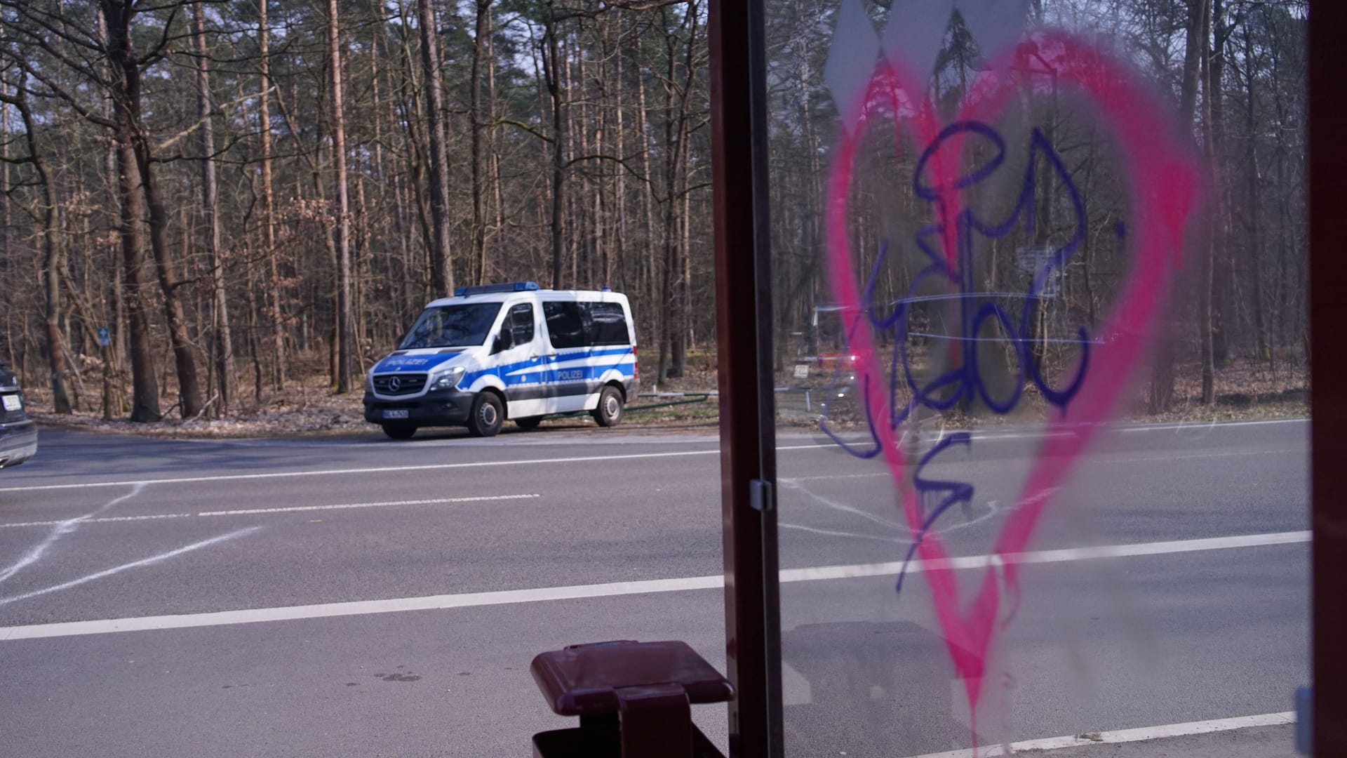 Ein Polizeiwagen steht in der Nähe der Waldbesetzung: Die Aktivisten sprechen von einem bisher guten Verhältnis zu den Beamten.