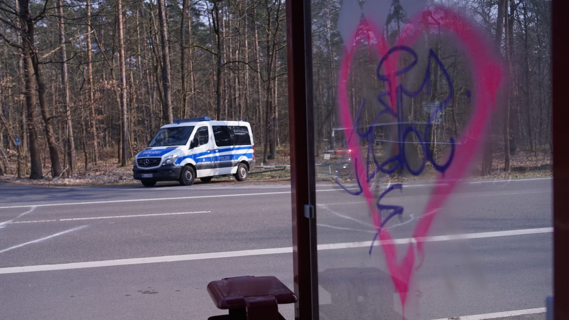 Ein Polizeiwagen steht in der Nähe der Waldbesetzung: Die Aktivisten sprechen von einem bisher guten Verhältnis zu den Beamten.