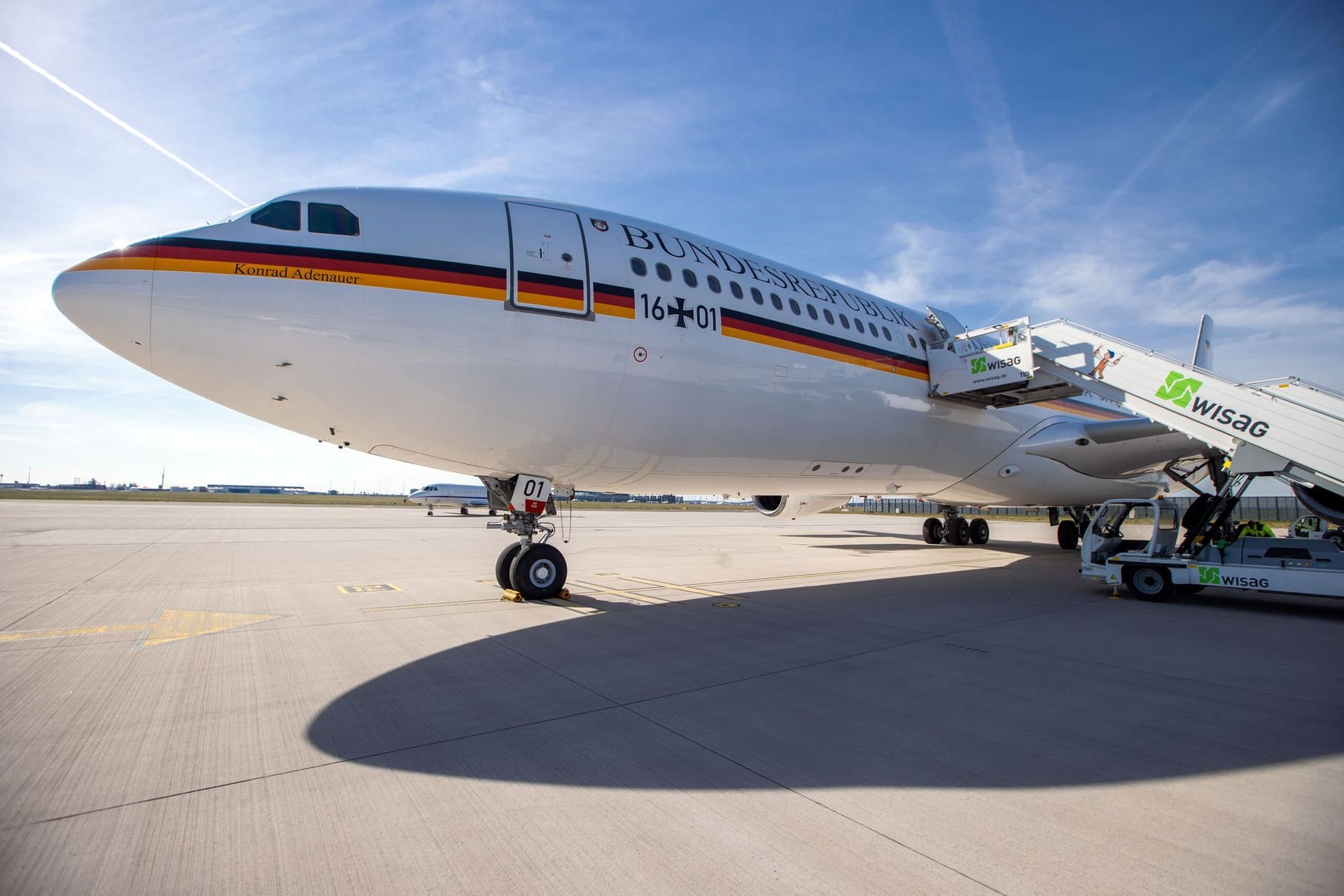 Der deutsche Regierungsflieger "Konrad Adenauer" (Archivbild): Die Lufthansa soll einen einstelligen Millionenbetrag für den Flieger bezahlt haben.
