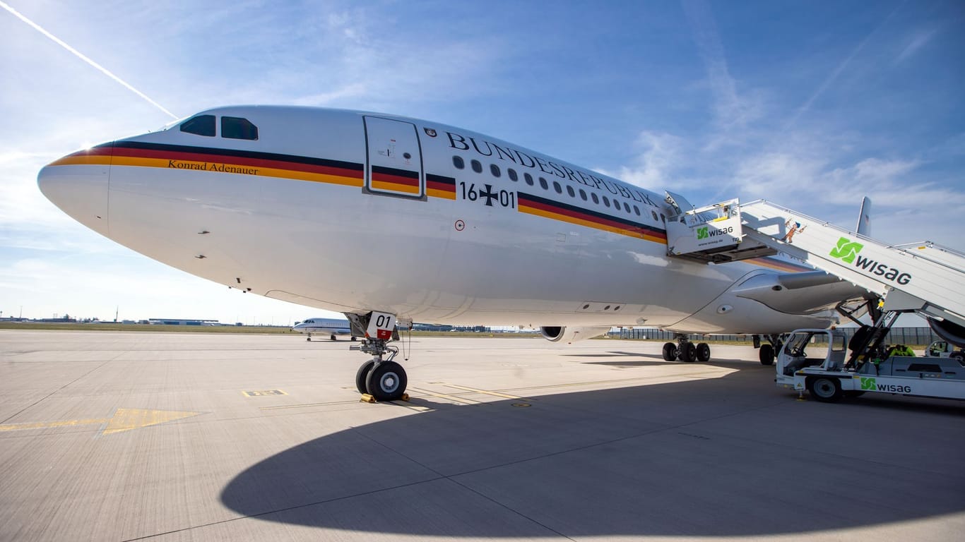 Der deutsche Regierungsflieger "Konrad Adenauer" (Archivbild): Die Lufthansa soll einen einstelligen Millionenbetrag für den Flieger bezahlt haben.