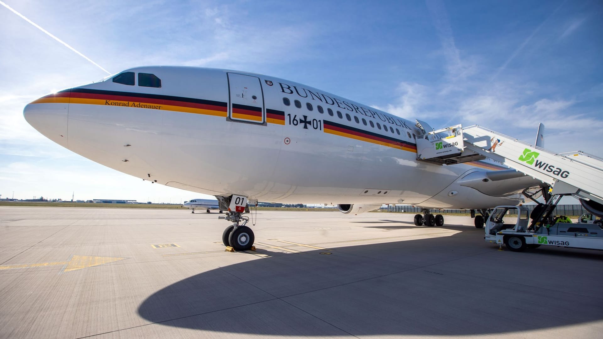 Der deutsche Regierungsflieger "Konrad Adenauer" (Archivbild): Die Lufthansa soll einen einstelligen Millionenbetrag für den Flieger bezahlt haben. Der deutsche Regierungsflieger "Konrad Adenauer" (Archivbild): Die Lufthansa soll einen einstelligen Millionenbetrag für den Flieger bezahlt haben.