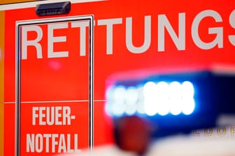 Rettungswagen der Feuerwehr (Symbolbild): In Köln-Mülheim musste vergangene Woche ein älterer Mann wiederbelebt werden.